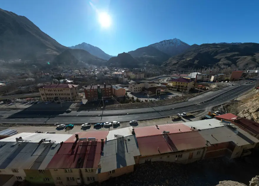Uzundere'de sabaha karşı göçük meydana geldi: Ev ve iş yerleri zarar gördü 6