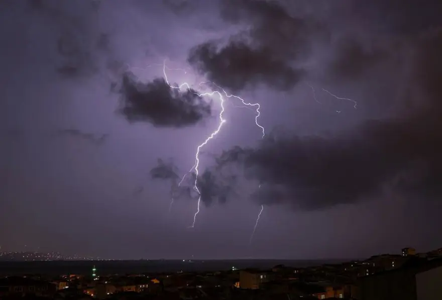 İstanbul'da şimşekli gece 