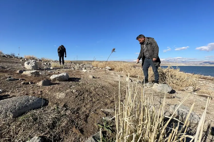 Keban Baraj Gölü'nde suyun çekilmesiyle tarihi höyükler de gün yüzüne çıktı 8