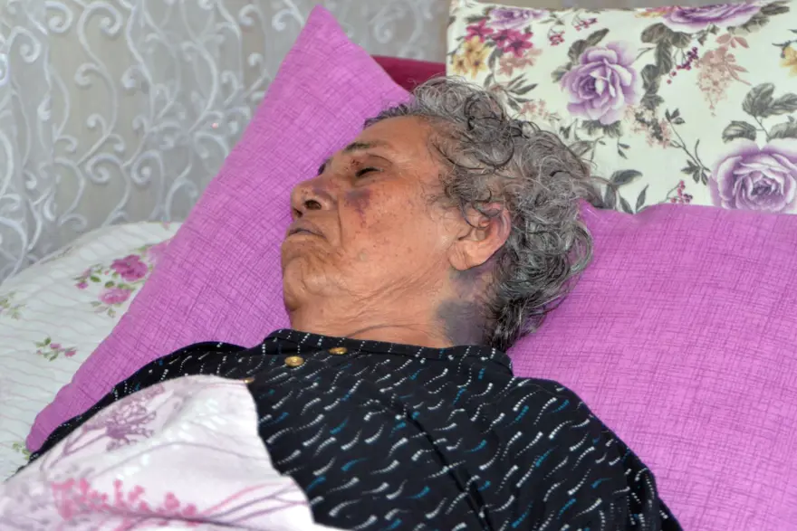 Yaşlı kadına akraba dehşeti: Banyoda çekiçle dövüp, yüzüğünü ve cep telefonunu çaldı Yaşlı kadına akraba dehşeti: Banyoda çekiçle dövüp, yüzüğünü ve cep telefonunu çaldı