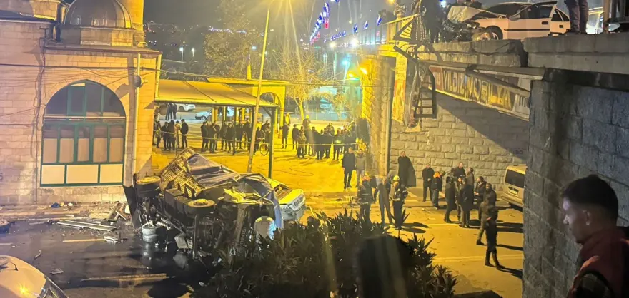 Freni boşalan kamyon dehşet saçtı: 3 kişi öldü, 22 kişi yaralandı 1