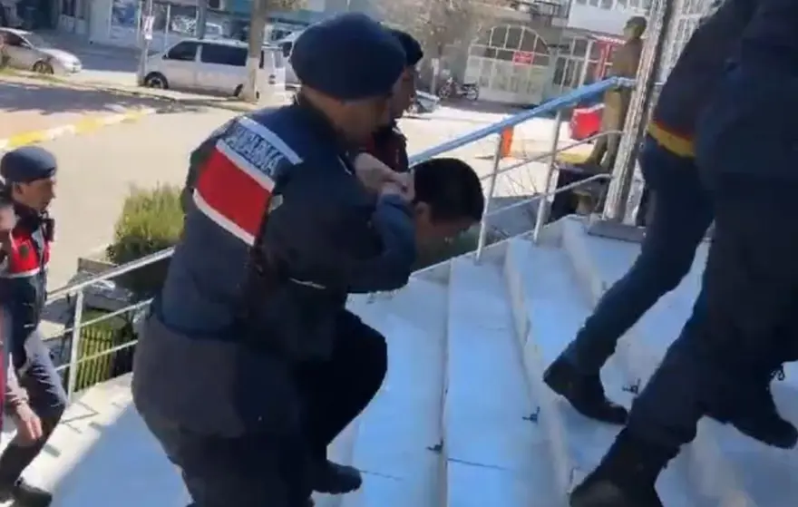 Mersin’de vahşet: Aracına bindiği adamı boğazını kesereköldürdü Mersin’de vahşet: Aracına bindiği adamı boğazını kesereköldürdü