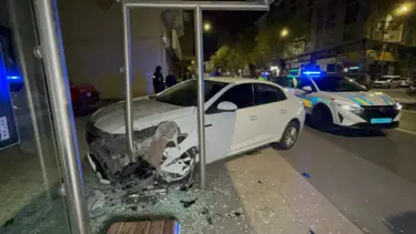 Polisten kaçan alkollü sürücü durağa daldı