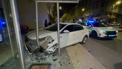 Polisten kaçan alkollü sürücü durağa daldı