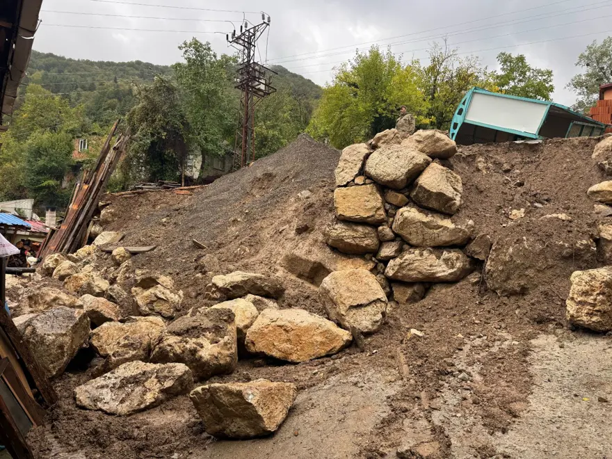 Bartın'da heyelan: Bir ev tahliye edildi 3 Bartın'da heyelan: Bir ev tahliye edildi 3