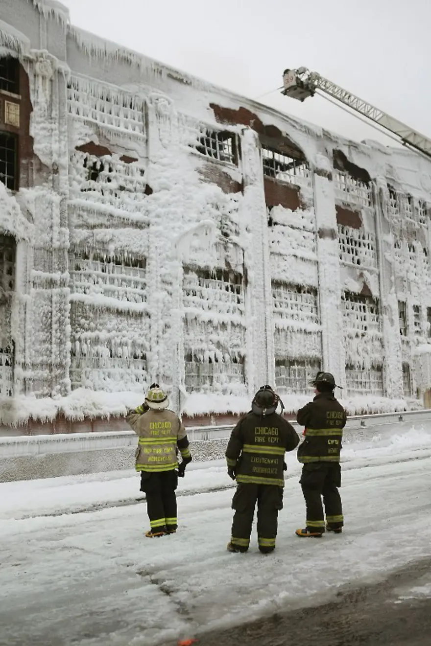 İtfaiyenin buzla mücadelesi 32