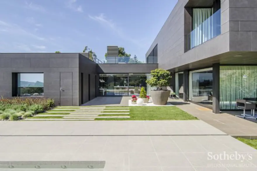 Arda Turan'ın 15 milyon euroluk malikanesi Arda Turan'ın 15 milyon euroluk malikanesi