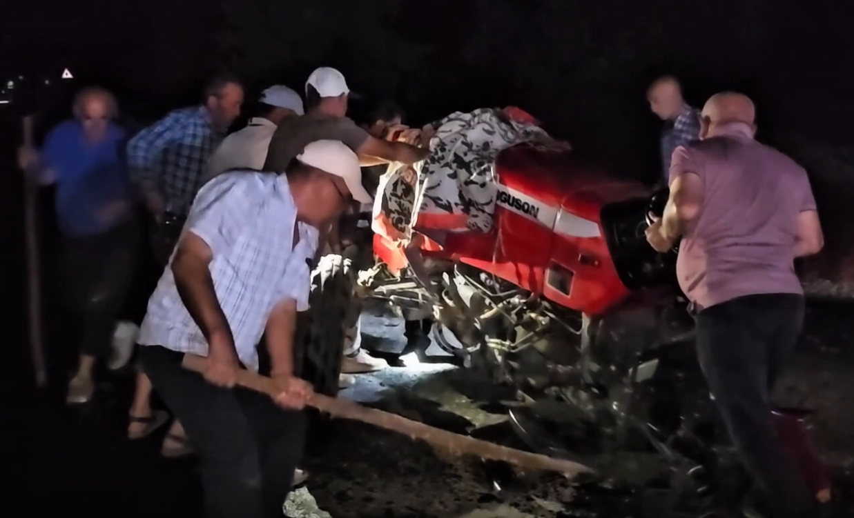 Kara yolunda feci kaza: Traktör ikiye ayrıldı, sürücü olay yerinden kaçtı