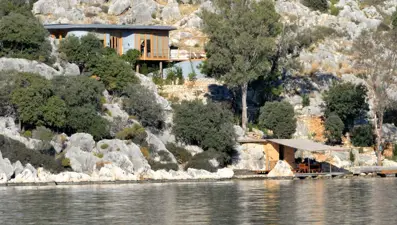 Kaçak villanın yıkımına yeni engel: Sadece teknekle ulaşılıyor