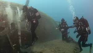 "Hayalet ağ" ile kaplanan batık kargo uçağı temizlendi