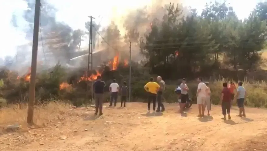 Anamur’da yerleşim yerlerine yakın bölgede orman yangını 2