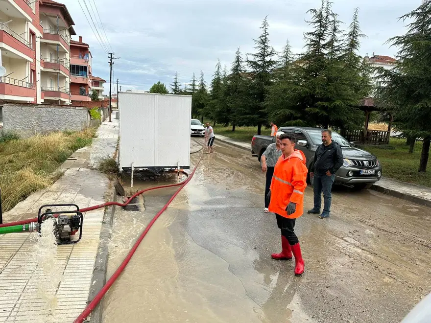 Karadeniz'i sel vurdu: Dereler taştı, yollar göle döndü, evleri su bastı 38 Karadeniz'i sel vurdu: Dereler taştı, yollar göle döndü, evleri su bastı 38