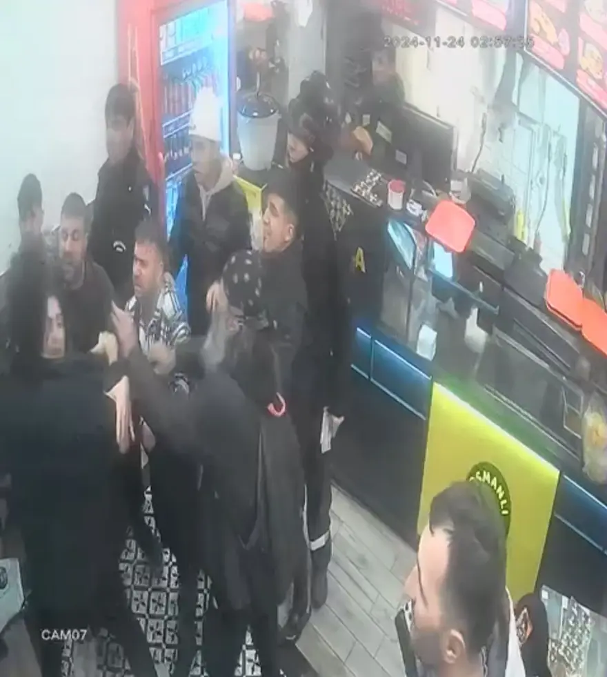 Taksim'deki kokoreççide kadına şiddete garsonlar müdahale etti! Dakikalarca döverek dışarı attılar 8