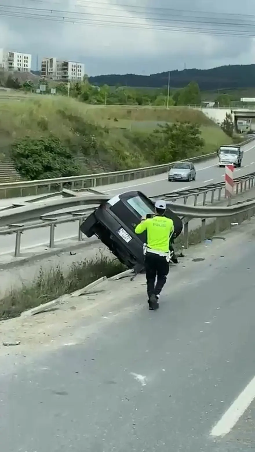 Şile Otoyolu’nda kaza:Otomobil yol ile bariyer arasında sıkıştı 1
