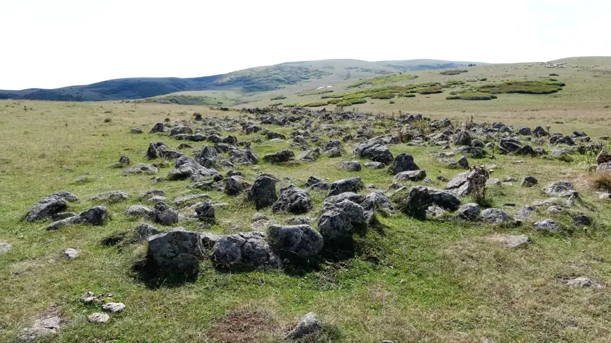 6 asırlık mezarlar defineciler tarafından talan edildi 1 6 asırlık mezarlar defineciler tarafından talan edildi 1