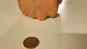 Kemikleri çatlatıyor, kalıcı hasar bırakıyor: Okullardaki yeni tehlike "kanlı para oyunu" nedir?