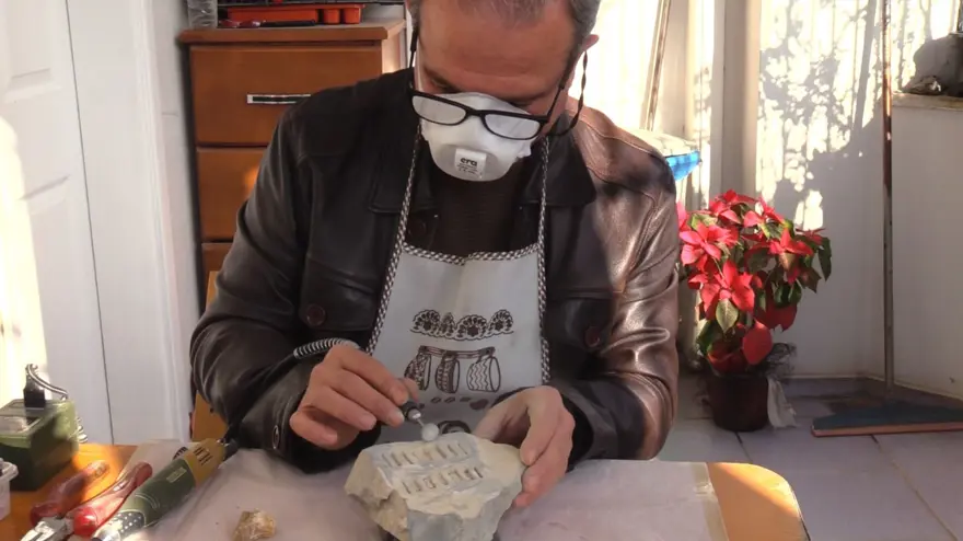 34 yıl önce meyve bıçağıyla hobi olarak başladı: Doğadan taş ve odun parçalarını toplayarak dönüştürüyor 34 yıl önce meyve bıçağıyla hobi olarak başladı: Doğadan taş ve odun parçalarını toplayarak dönüştürüyor