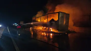 Konserve yüklü TIR, alev alev yandı