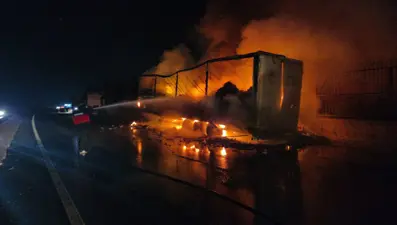 Konserve yüklü TIR, alev alev yandı