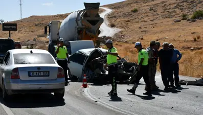 Beton mikseri otomobile çarpıp sürükledi: 2 ölü