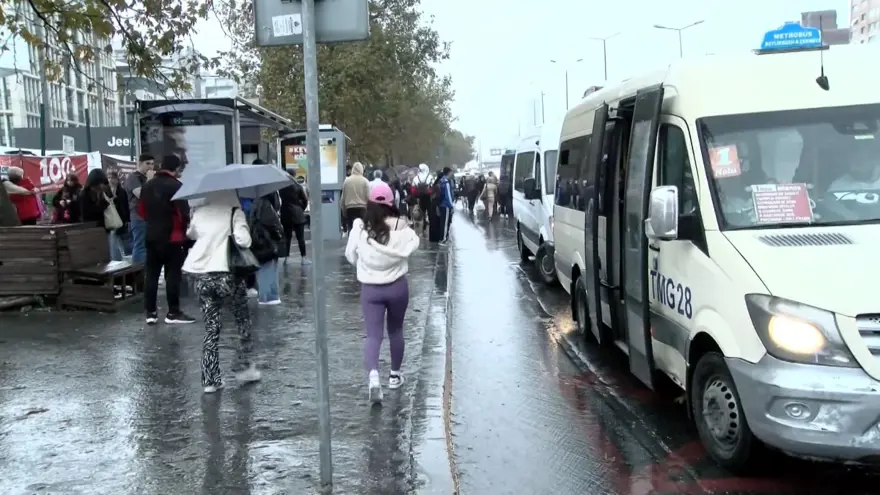 İstanbul'da sağanak hayatı olumsuz etkiledi 17