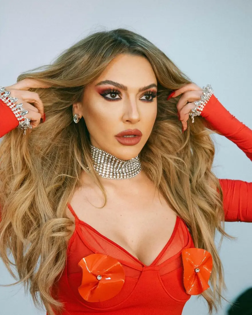 Hadise kırmızılar içinde | Pozlarıyla sosyal medyada gündem oldu 4
