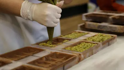 "Cennet Çamuru"nu yeniden yorumladı: Dubai çikolatası çılgınlığı bitti, bu da Adana çikolatası