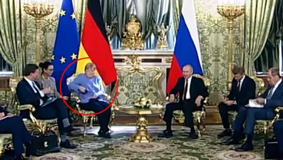 Merkel telefonunu açık unuttu: Putin'le görüşürken telefon çaldı