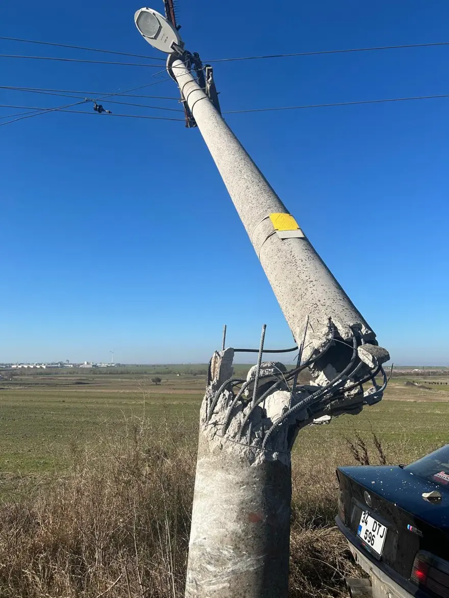 Hurdaya dönen araçtan sağ çıktılar 