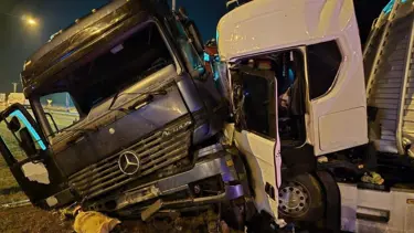 Amasya'da TIR'lar kafa kafaya çarpıştı