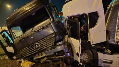 Amasya'da TIR'lar kafa kafaya çarpıştı