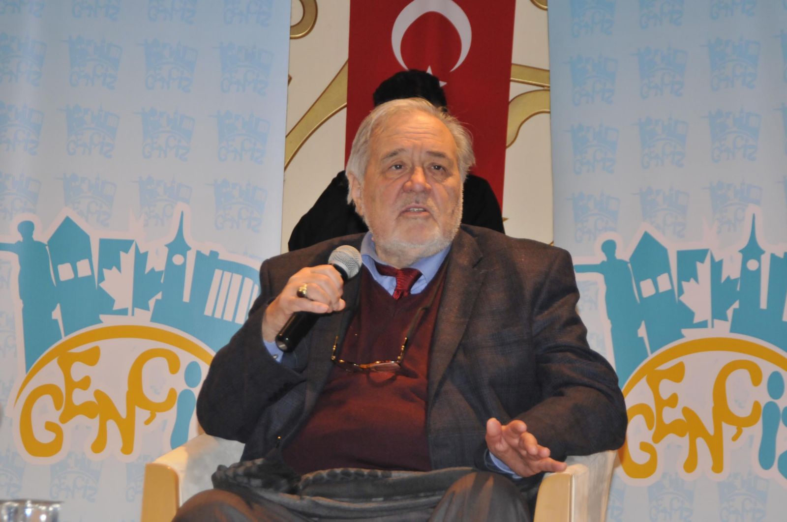 İlber Ortaylı: Wikipedia'daki tarih bilgileri yanlıştır