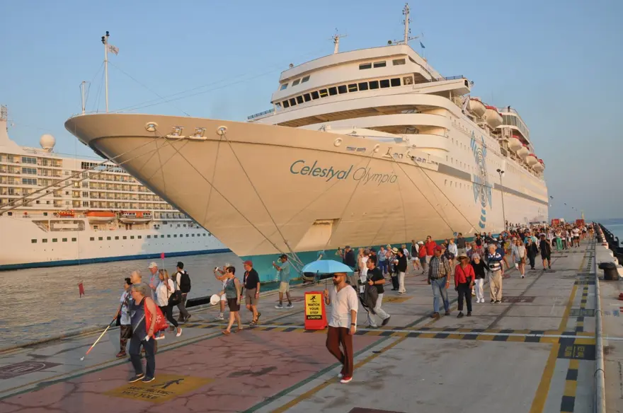 Kuşadası'na 3 gemiyle 4 bin 230 turist geldi 6