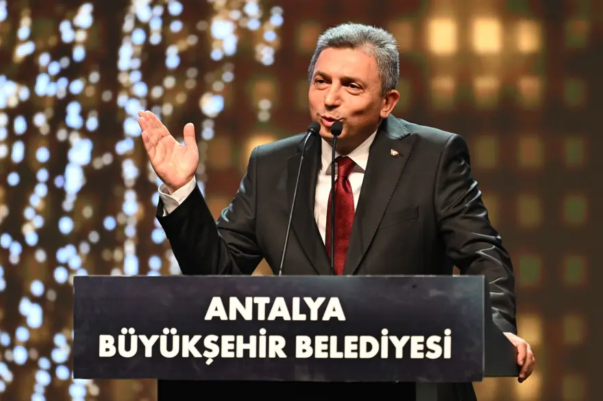 Altın Portakal görkemli bir törenle başladı: Onur Ödülü ve Başarı Ödülü sahiplerini buldu 8 Altın Portakal görkemli bir törenle başladı: Onur Ödülü ve Başarı Ödülü sahiplerini buldu 8