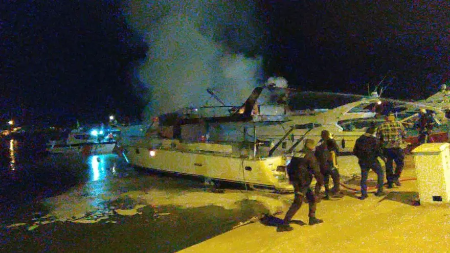 Balıkçı barınağındayangın paniği: Yat alevlere teslim oldu 6