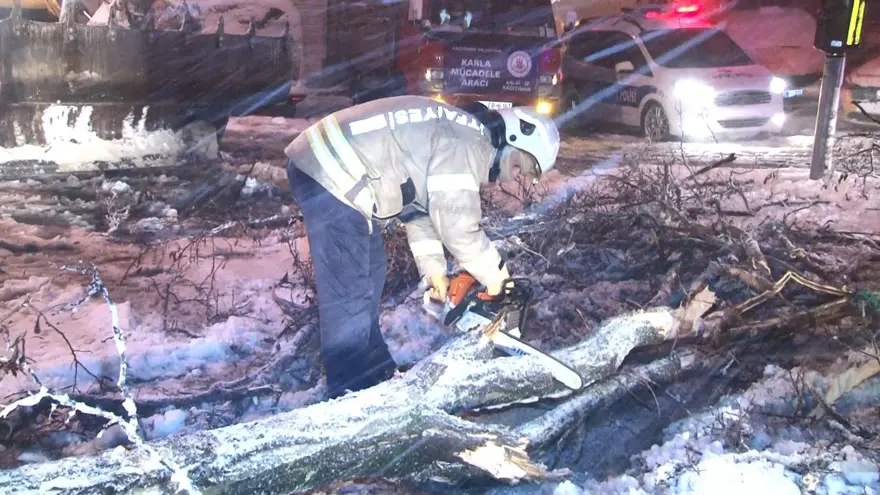 İstanbul'da kar yağışı devam ediyor (AKOM ilçe ilçe kar kalınlıklarını paylaştı) 25