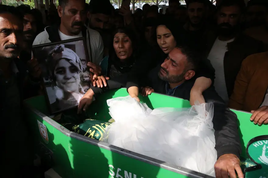 Feriköy Mezarlığı’nda katledilen küçük Şirin’e gözyaşlarıyla veda 