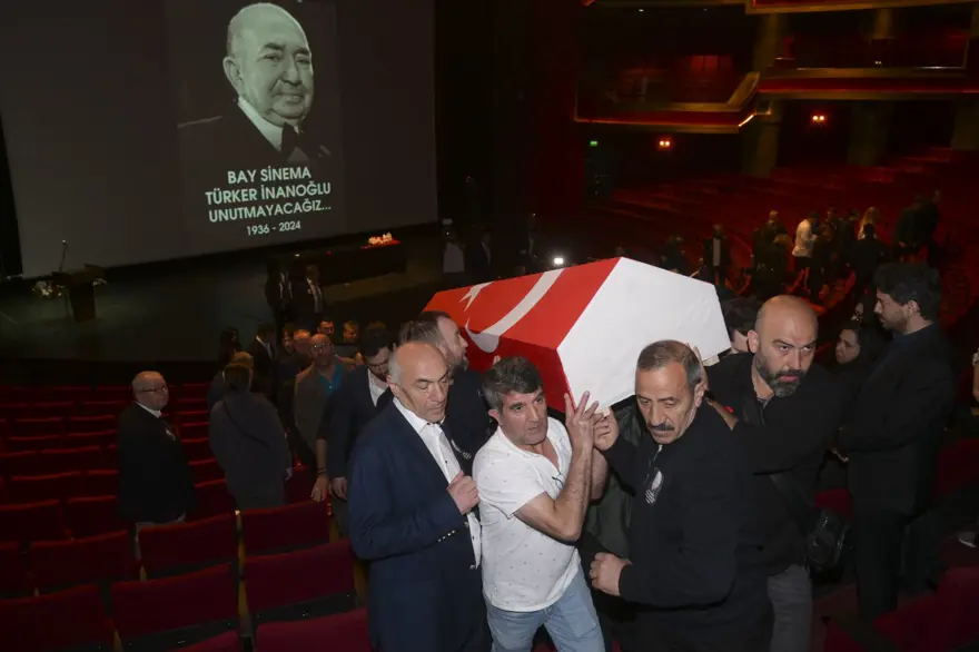 Türker İnanoğlu'na veda: Duayen sinemacı son yolculuğuna uğurlandı 32