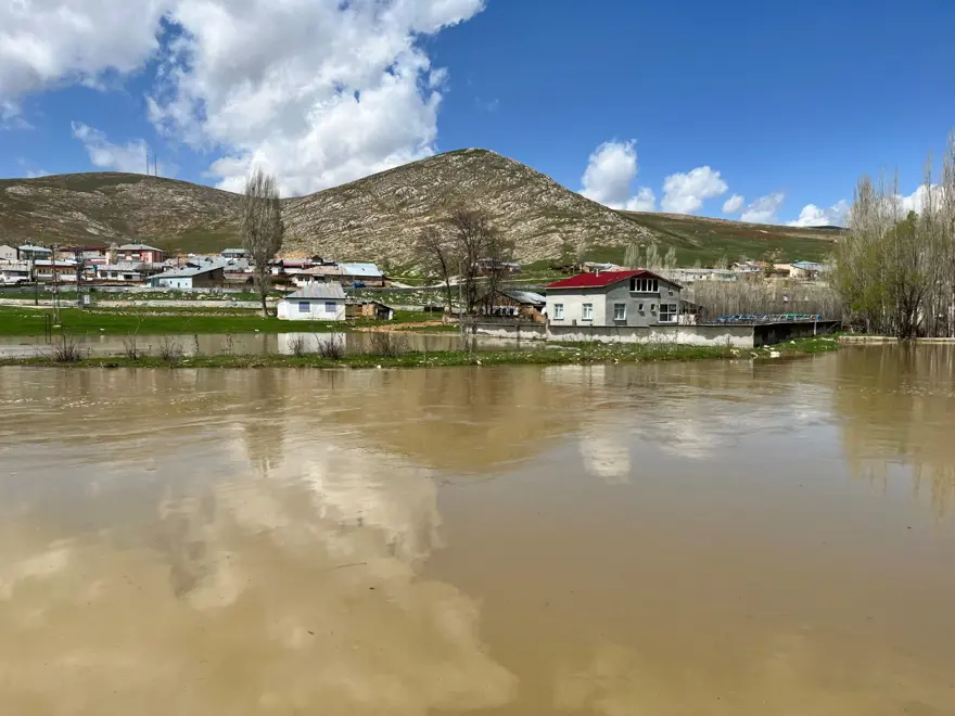 Bayburt'ta sağanak yağış: Dere taştı, köy su altında kaldı 3