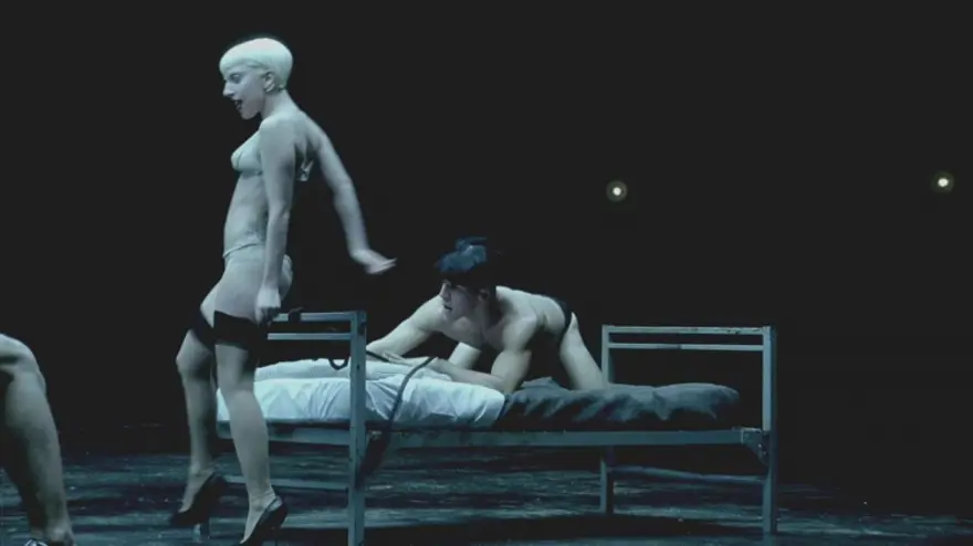 Gaga'dan homoerotik bir askeri fantezi 26