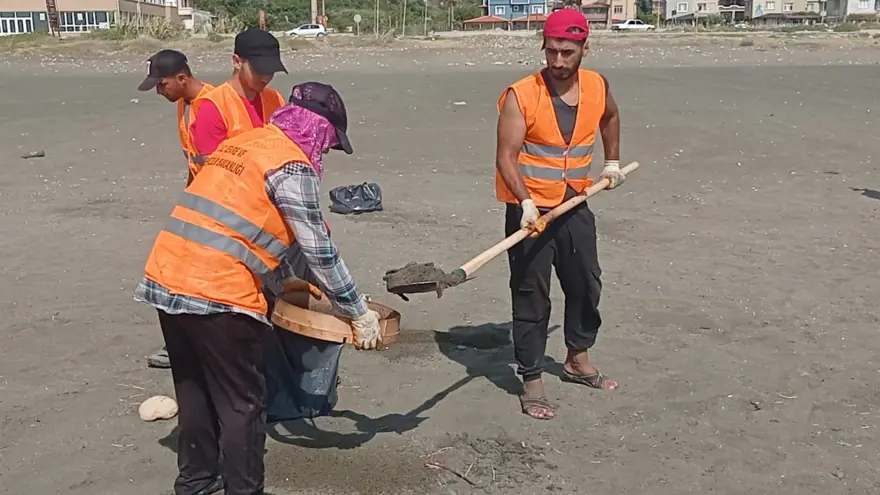 Samandağ sahilinde petrol atıkları elekle temizleniyor 3
