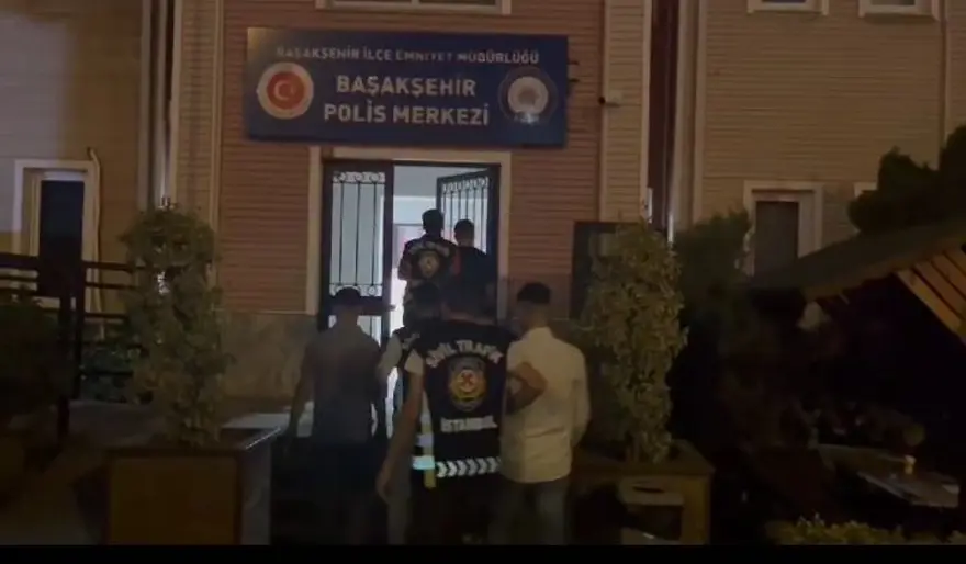 İstanbultrafiğinde akılalmaz görüntü: Düğün konvoyundakiler uzun namlulu silahla ateşaçtı 4 İstanbultrafiğinde akılalmaz görüntü: Düğün konvoyundakiler uzun namlulu silahla ateşaçtı 4