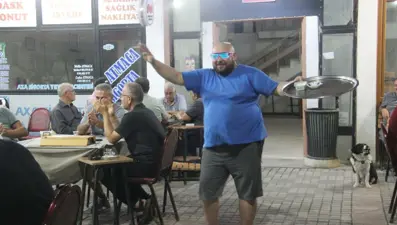 Instagram'ın konuştuğu çaycı: "Serdar Ortaç'tan Allah razı olsun"