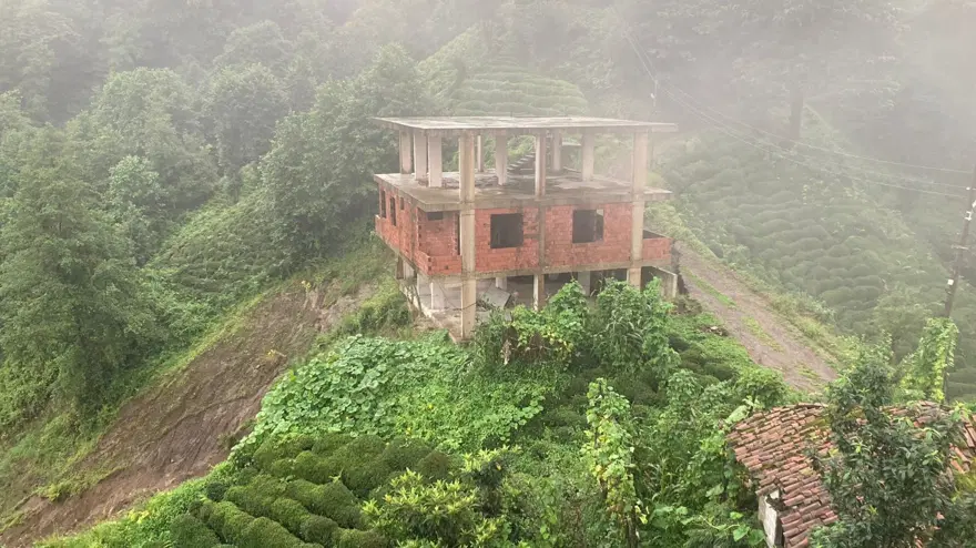 Rize'de 3 katlı bina heyelanda sürüklendi Rize'de 3 katlı bina heyelanda sürüklendi