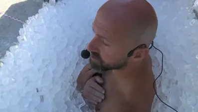 Buz dolu kabinde 2 buçuk saat bekledi