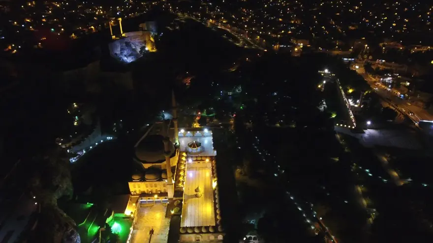 Şanlıurfa'da özel ışıklandırma yapılan tarihi alanlarda kartpostallık görüntüler 18