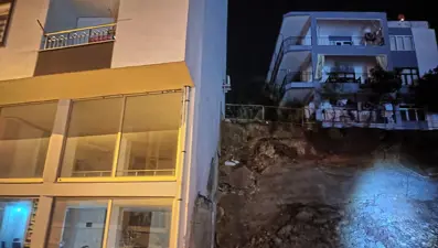 Antalya'da toprak kayması: Bir ev tahliye edildi