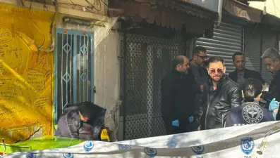 Bıçaklanan kişi sandalyede oturur halde ölü bulundu