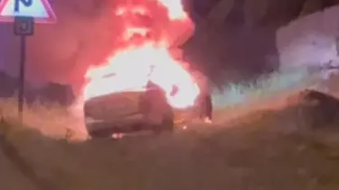 Seyir halindeki otomobil alev alev yandı