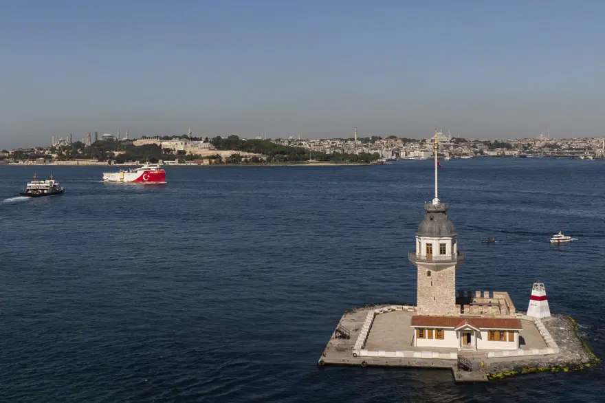 Oruç Reis Gemisi İstanbul Boğazı'ndan geçti 5
